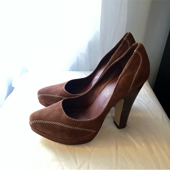 Studio 58 Heels Size 9.5 Great Condition.Brown
Suede w/White Exposed Stitching - Picture 2 of 10